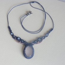 Blauw/grijze micro-macramé ketting met rozenkwarts 